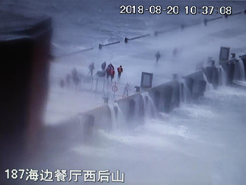 这是翻拍的8月20日现场监控录像。录像记录了黄群、宋月才、姜开斌等同志抢救国家某重点试验平台的场景(8月26日摄)。