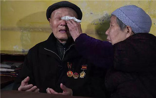 张富清回忆当年并肩作战的战友们牺牲时的情景,不禁泪流满面