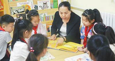 张建华与孩子们在一起。王志俊 摄(人民视觉)