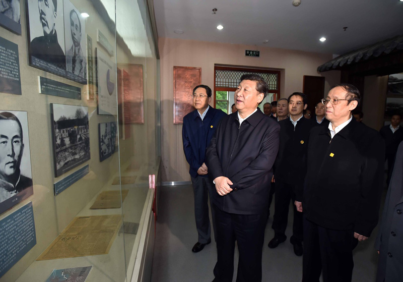 2016年4月24日至27日,习近平在安徽调研。这是4月24日上午,习近平在六安市金寨县参观金寨县革命博物馆。