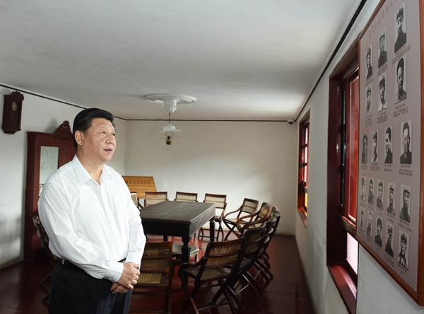 2015年6月16日,习近平参观遵义会议会址。