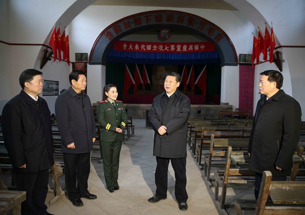 2015年2月14日,在陕西考察调研的习近平来到延安杨家岭,瞻仰中共七大会址。