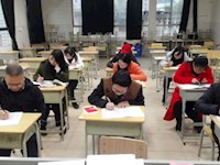 初三党小组召开组织生活会