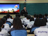 交通安全伴我行——我校举行交通安全知识讲座