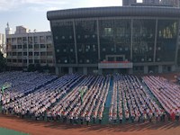 我校举行迎国庆特殊升旗仪式