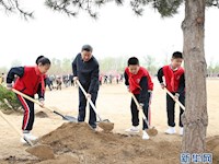 习近平在参加首都义务植树活动时强调 倡导人人爱绿 植绿护绿的文明风尚 共同建设人与自然和谐共生的美丽家园