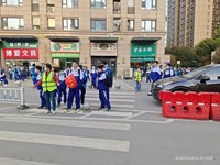 暖心护学 共筑平安校园——银河国际学生家长和青年教师护学岗记录